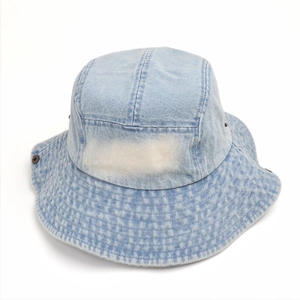 Détail du chapeau bob en jean délavé avec écusson rétro et texture en denim usé