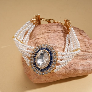 Detailansicht einer eleganten mehrreihigen Perlenkette mit ovalem Kristallanhänger