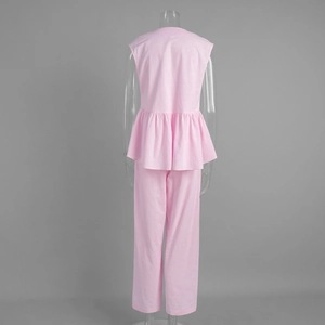 Rückansicht des rosa ärmellosen Oberteils mit Rüschensaum und passender Hose
