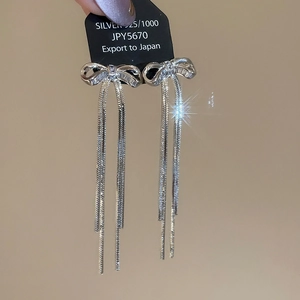 Detail von 925 Silber Schleifenohrringen mit Kristallen und eleganten Schlangenketten