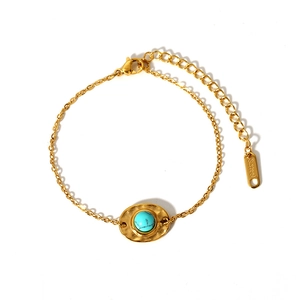 Détail du bracelet en acier inoxydable plaqué or 18K avec incrustation de turquoise