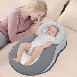 Nido portatile grigio per neonati con pendenza anti-reflusso per sonno e allattamento