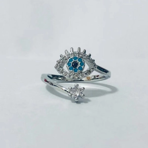 Detalle macro del anillo ojo turco de plata con piedras azules y detalle de estrella