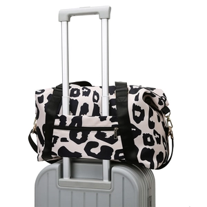Sac de voyage imprimé vaches avec sangle de valise, sac de sport imperméable pour femme.