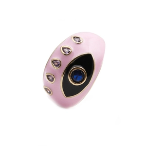 Detail eines rosa Emaille-Rings mit Evil-Eye-Motiv und lila Tropfensteinen