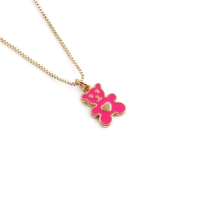 Gros plan d'un pendentif ours en émail rose avec cœur doré sur une chaîne plaquée or