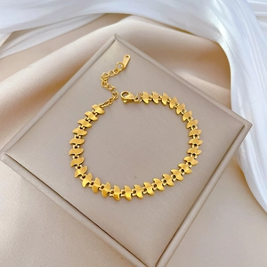 Bracelet chaîne à écailles en acier titane doré avec breloque cœur et fermoir mousqueton
