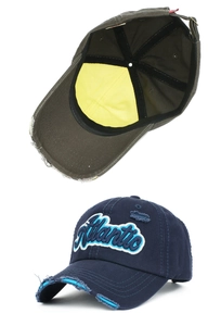 Détails d'une casquette délavée avec broderie Atlantic et boucle métallique de réglage