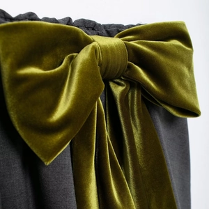 Mini jupe boule en velours avec un grand nœud décoratif vert olive pour femme
