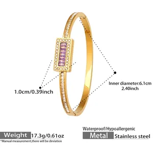 Detalle de brazalete de acero dorado con cristal violeta y un diámetro interior de 6,1 cm