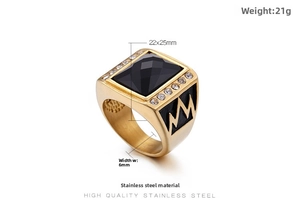 Detail eines Hip-Hop-Rings aus Edelstahl mit schwarzem Edelstein und 22x25mm Abmessungen