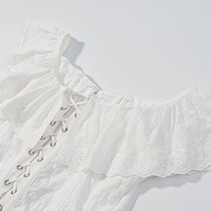 Top a corsetto in pizzo sangallo bianco con volant e dettaglio stringato frontale