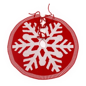 Rote gestrickte Weihnachtsbaumdecke mit weißen Schneeflocken und Bindebändern