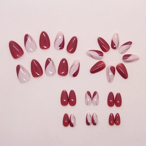 Faux ongles élégants bordeaux et rose avec lignes dorées et finition brillante