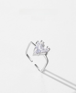 Détail de la bague en argent S925 avec une pierre en zircone géométrique en forme de cœur
