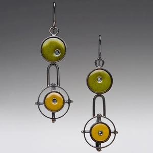 Boucles d'oreilles géométriques vintage avec émail vert olive et fini argent mat
