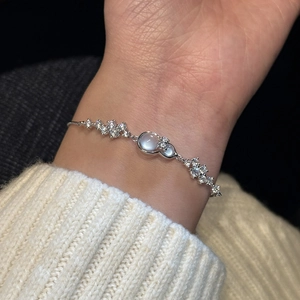 Exquisite zircon bow hulu charm bracelet with adjustable silver chain for women