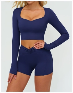 Détail d'un ensemble de yoga bleu marine avec haut court à col en U et taille en V
