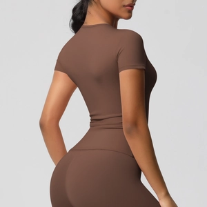 Détail du tissu brossé double face marron café sans couture sur le haut de sport
