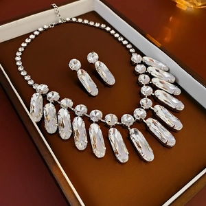 Détail d'un ensemble collier et boucles d'oreilles à franges gouttes avec cristaux