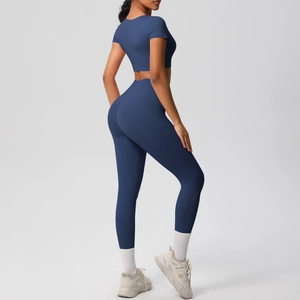 Détail de l'ensemble de yoga bleu marine à taille haute montrant le tissu sans couture