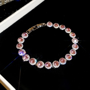 Bracelet en zircon rose présenté dans un luxueux coffret à bijoux en velours noir
