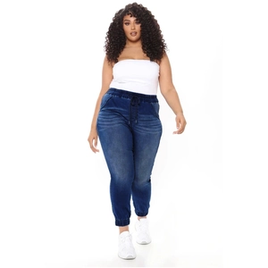 Détail du jogging en denim bleu foncé avec taille élastique à cordon et chevilles resserrées