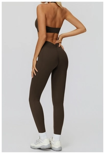 Vista posteriore del reggiseno sportivo marrone senza schienale e leggings yoga a vita alta