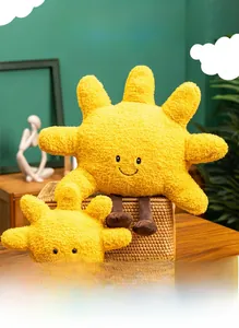 Detail von Plüsch-Sonnenkissen mit lächelnden Gesichtern auf einem Holztisch in Wohnzimmer