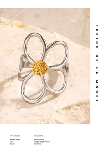 Makroaufnahme von 18K vergoldetem Blumenring mit strukturierter Mitte auf Stein