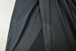 Détail des coutures et de la fente sur un tissu de robe moulante noire de haute qualité