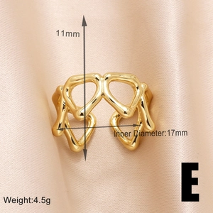 Dettaglio dell'anello a cuore placcato oro 18k con diametro interno 17mm e peso 4,5g