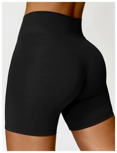 Gros plan sur le short de yoga noir à taille haute avec coutures push-up et bande de taille