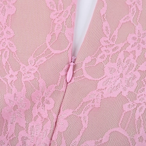 Detalle de la cremallera invisible en vestido de encaje rosa con textura floral