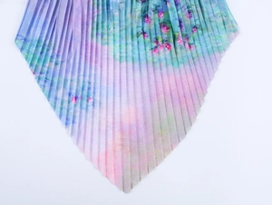 Vue macro d'un tissu plissé avec imprimé peinture à l'huile et dégradés colorés