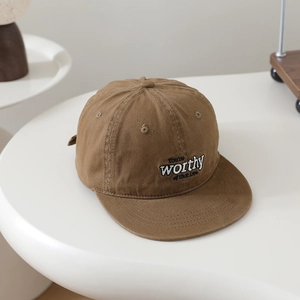 Vue détaillée du tissu en coton dense et de la broderie 3D sur la casquette hip-hop