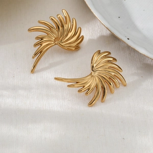 Élégantes boucles d'oreilles ailes en acier inoxydable doré avec motif plume rayonnant