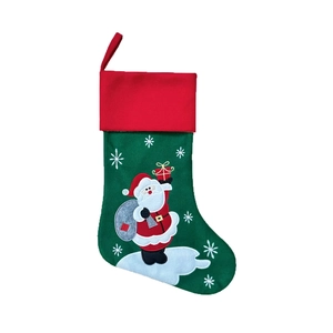 Botte de Noël verte brodée avec Père Noël portant des cadeaux sur fond blanc professionnel