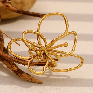 Minimalist 18K gold plated stainless steel open ring in an artistic flower petal design