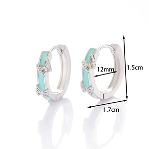 Boucles d'oreilles créoles papillon argentées avec émail bleu clair et dimensions