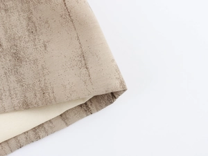 Dettaglio macro del tessuto in misto lino beige con trama naturale e tintura vintage
