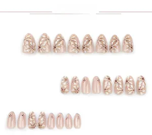 Detailansicht der 22-teiligen Nude-Pink Press-on-Nägel mit weißen 3D-Gänseblümchen