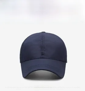 Détail des panneaux en maille respirante et du tissu à séchage rapide de la casquette