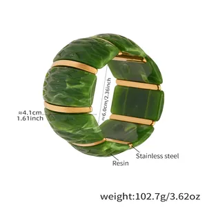 Bracciale largo elastico in resina verde marmorizzata e acciaio inossidabile dorato