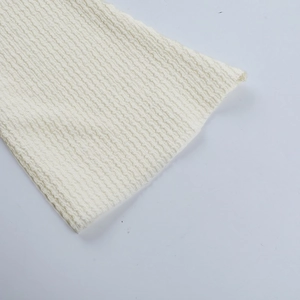 Vue macro de la texture du tissu en maille blanche avec motif gaufre pour robe