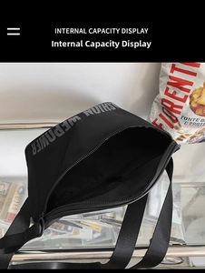 Vue intérieure d'un sac bandoulière techwear noir avec doublure en nylon et fermeture éclair