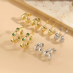 Collezione di orecchini a cerchio placcati oro 14K con trama a bambù e zirconi verdi