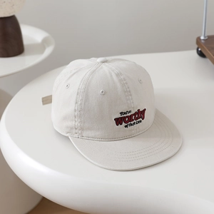 Gros plan sur la casquette hip-hop beige avec broderie 'You're worthy of that love'