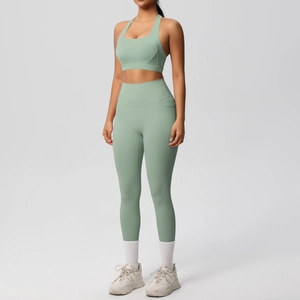 Dettaglio completo del set yoga verde salvia con tasche a vita alta e reggiseno sportivo