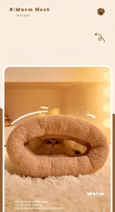 Dettaglio della cuccia per gatti chiusa in morbido peluche a pelo lungo con trama calda